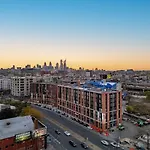 5 Mins To Convention Center! Sleeps 4! With Rooftop!