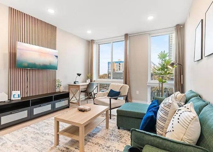 5 Mins To Convention Center! Sleeps 4! With Rooftop!