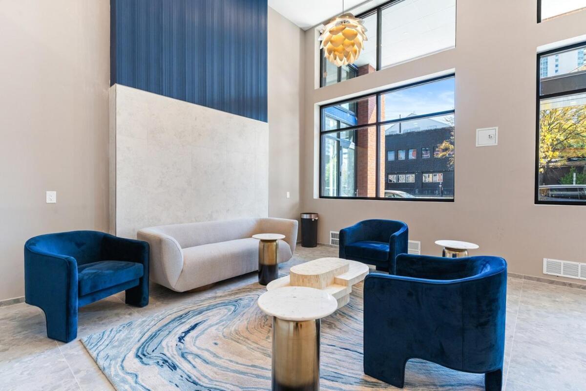 5 Mins To Convention Center! Sleeps 4! With Rooftop! *
