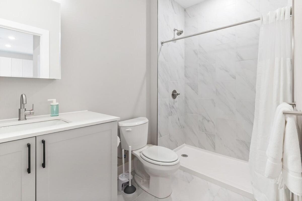 Apartment 5 Mins To Convention Center! Sleeps 4! With Rooftop! *
