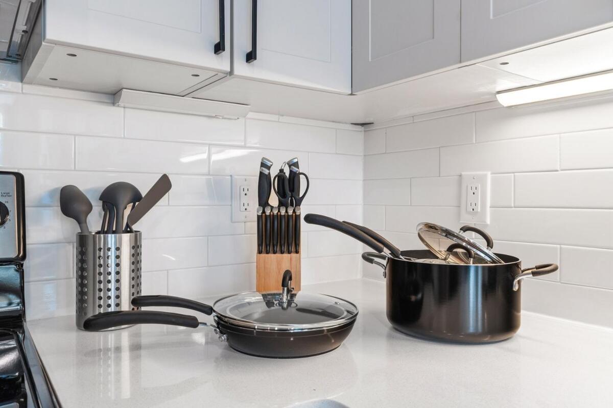 5 Mins To Convention Center! Sleeps 4! With Rooftop! Apartment *