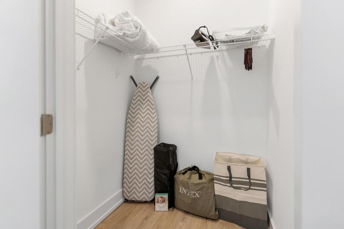5 Mins To Convention Center! Sleeps 4! With Rooftop! *