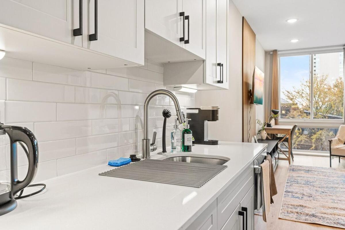 5 Mins To Convention Center! Sleeps 4! With Rooftop! *