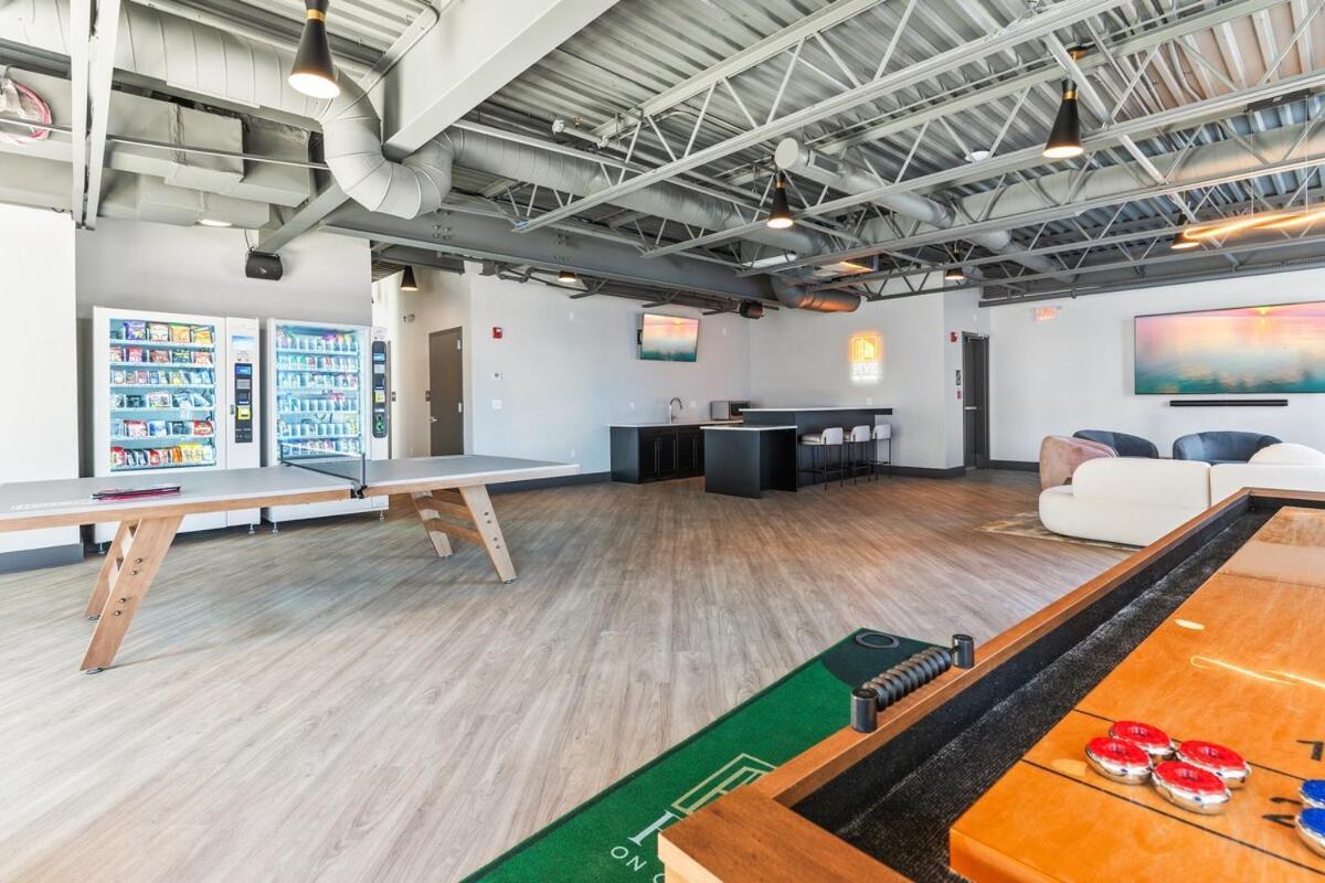 5 Mins To Convention Center! Sleeps 4! With Rooftop! *
