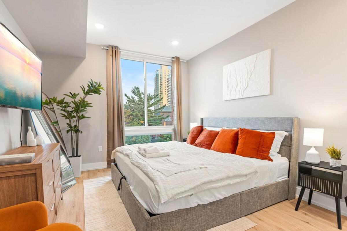5 Mins To Convention Center! Sleeps 4! With Rooftop!