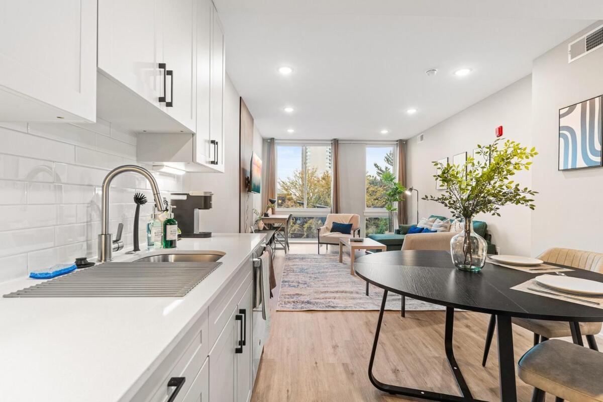 5 Mins To Convention Center! Sleeps 4! With Rooftop! Apartment *
