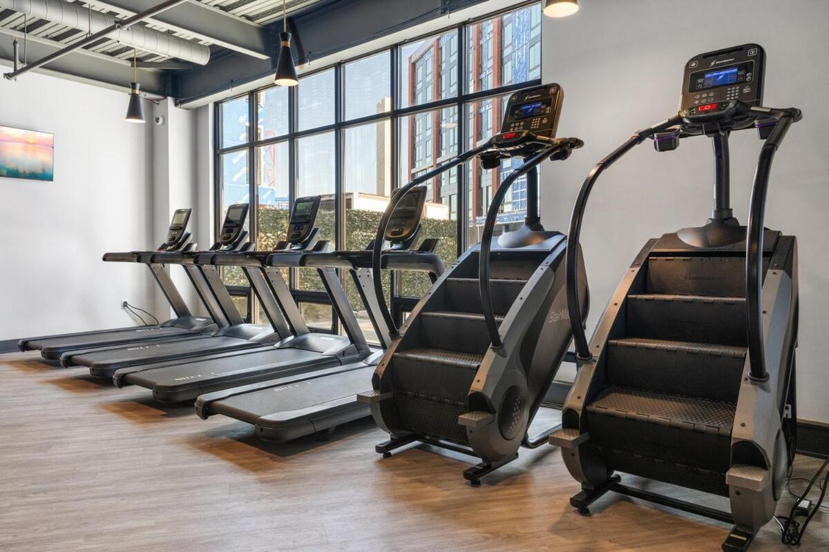 Apartment 5 Mins To Convention Center! Sleeps 4! With Rooftop! *