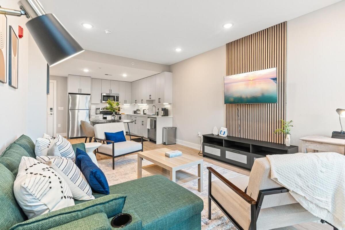 5 Mins To Convention Center! Sleeps 4! With Rooftop! *