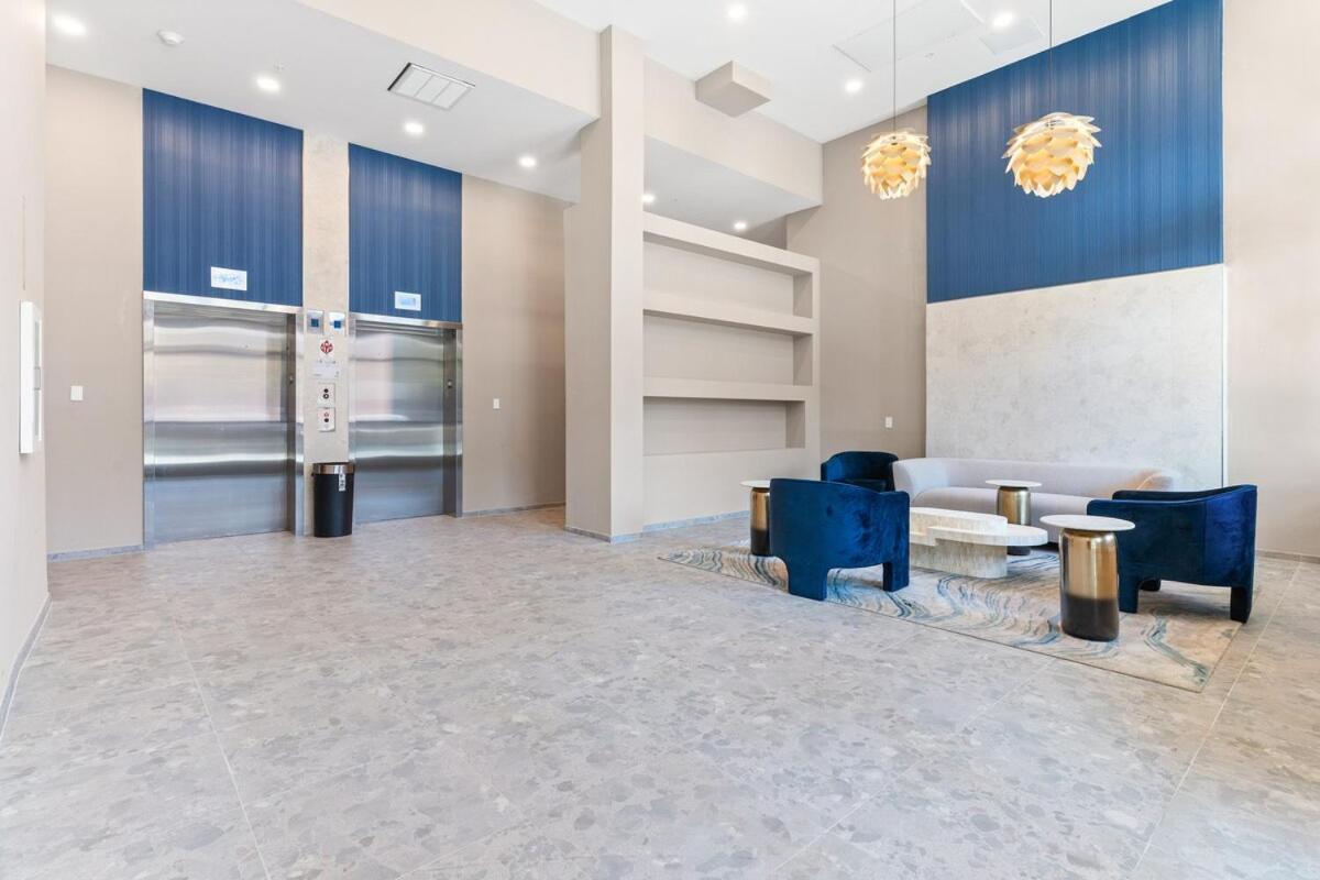 5 Mins To Convention Center! Sleeps 4! With Rooftop!