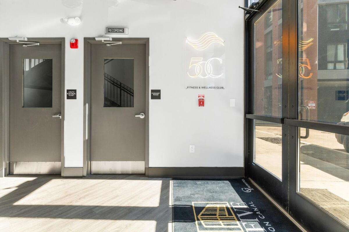 5 Mins To Convention Center! Sleeps 4! With Rooftop! Apartment