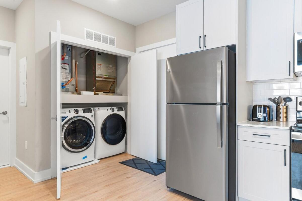 Apartment 5 Mins To Convention Center! Sleeps 4! With Rooftop! Philadelphia