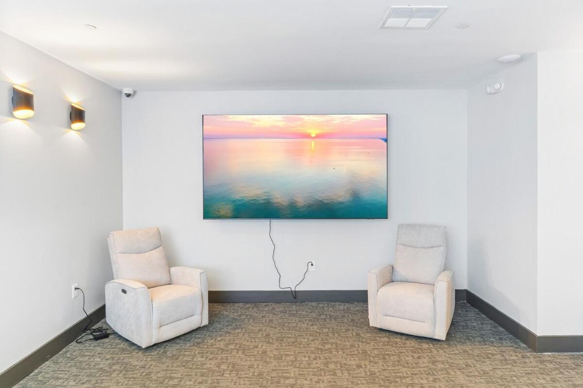 5 Mins To Convention Center! Sleeps 4! With Rooftop! Apartment