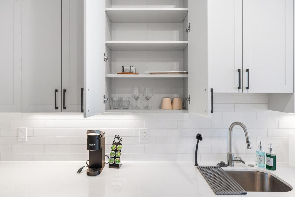 5 Mins To Convention Center! Sleeps 4! With Rooftop!