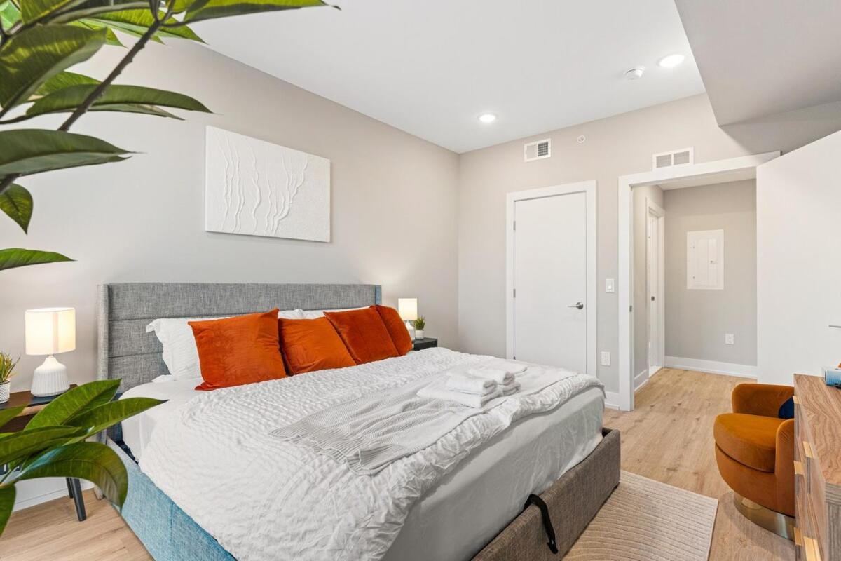 5 Mins To Convention Center! Sleeps 4! With Rooftop! Apartment *