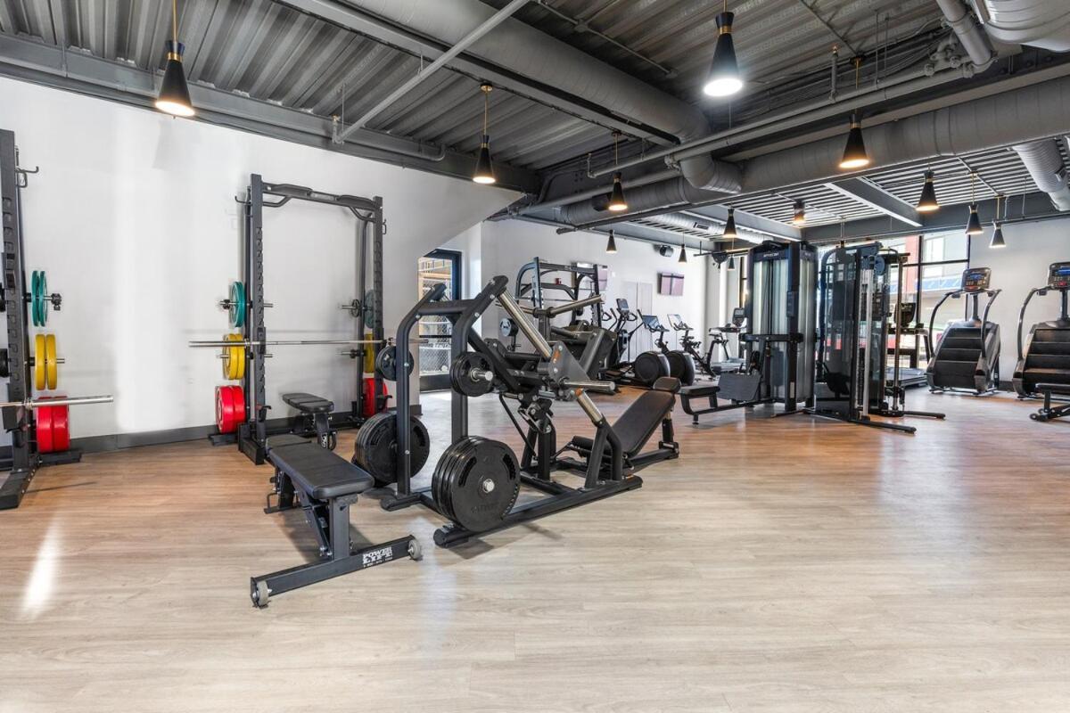Apartment 5 Mins To Convention Center! Sleeps 4! With Rooftop! *