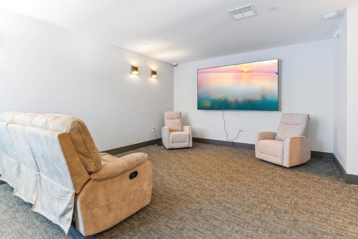 Apartment 5 Mins To Convention Center! Sleeps 4! With Rooftop!