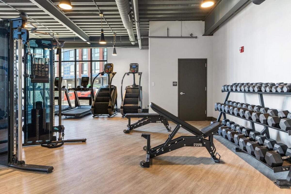 5 Mins To Convention Center! Sleeps 4! With Rooftop! Apartment *