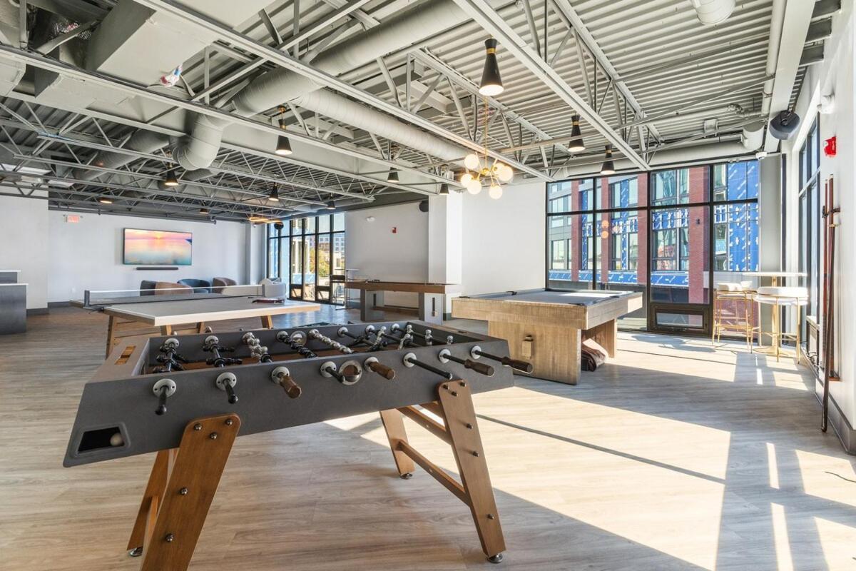 Apartment 5 Mins To Convention Center! Sleeps 4! With Rooftop! *